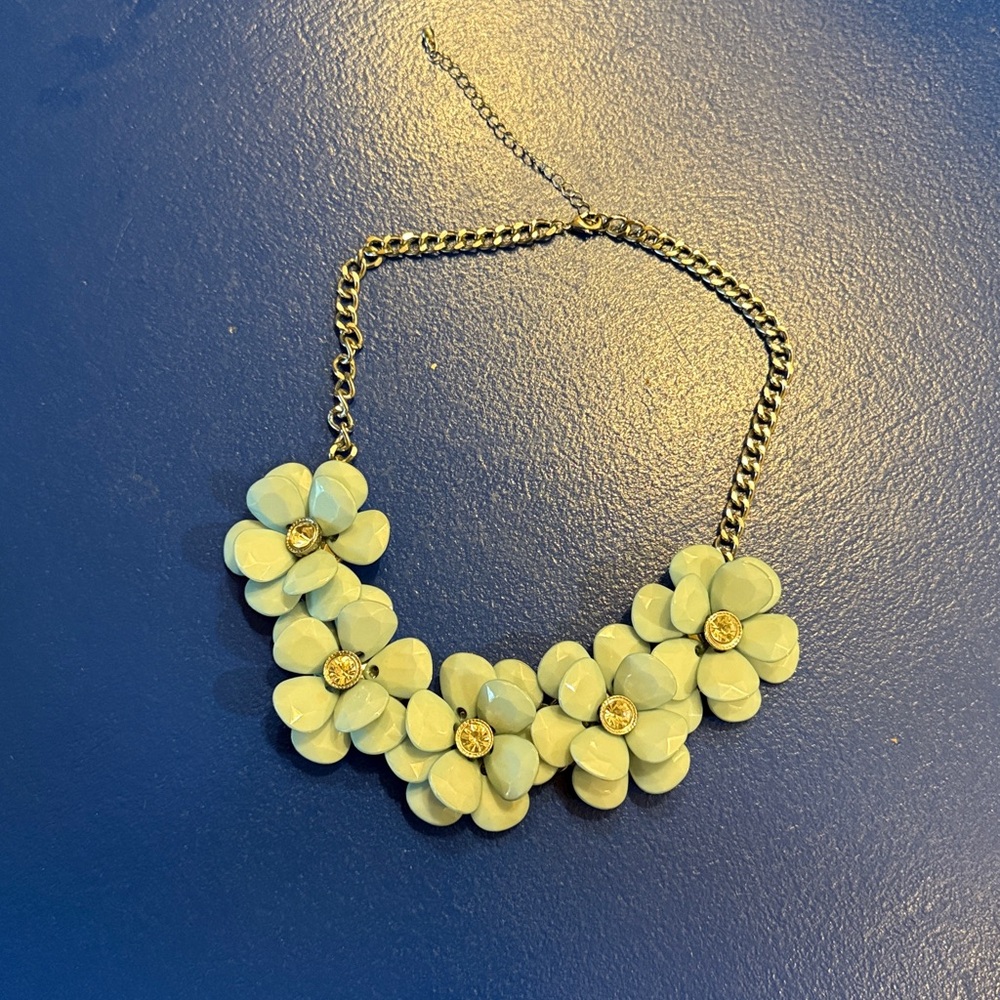 Beautiful blue flower necklace